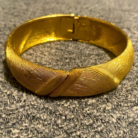 Vintage Monet Signed Gold Tone Bangle Bracelet - Picture 1 of 3
